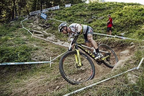 Nino Schurter consegue superar os problemas na bike para chegar no Top 10 e garantir o seu sexto título da Copa do Mundo / Foto: Bartek Wolinski/Red Bull Content Pool