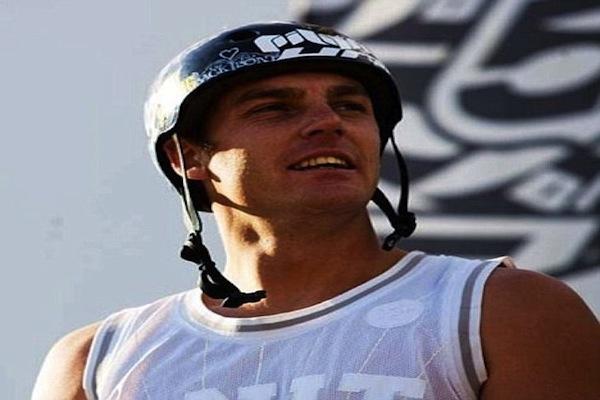 O australiano de 23 de anos, Dane Searls, é reconhecido mundialmente no BMX por criar o Giants os Dirt, uma sequência de rampas de terras gigantes / Foto: Divulgação