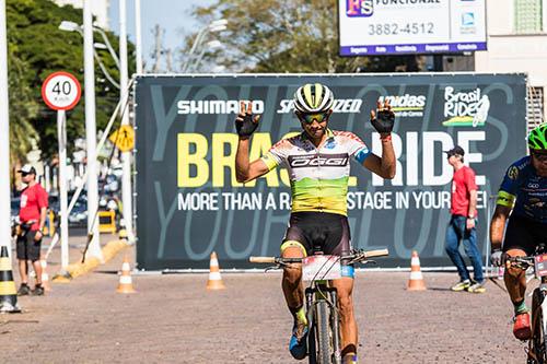 Mario comemora a vitória  / Foto: Wladimir Togumi / Brasil Ride