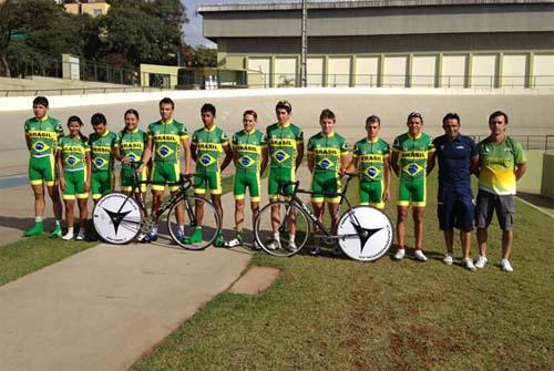 Após uma semana de preparação na cidade de Maringá (PR), a Seleção Brasileira de Ciclismo de Estrada e Pista Júnior embarcou na sexta-feira, dia 20 de Abril, para a Guatemala, onde disputará o Campeonato Pan-Americano / Foto: CBC/Divulgação