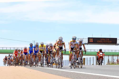 Luminoso anuncia a Volta. Roberto Pinheiro, da Funvic/Pindamonhangaba venceu em cima da linha a quarta etapa do Tour do Brasil   / Foto: Márcio Kato / ZDL