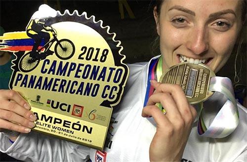 Priscilla Stevaux exibe medalha de campeã pan-americana / Foto:  Divulgação / CBC