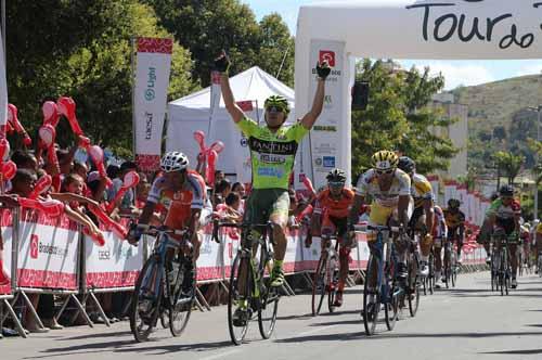 Assim como em 2011, ciclista brasileiro explode no sprint final e cruza a linha dechegada em Três Rios em primeiro / Foto: Marcelo Regua / MPIX 