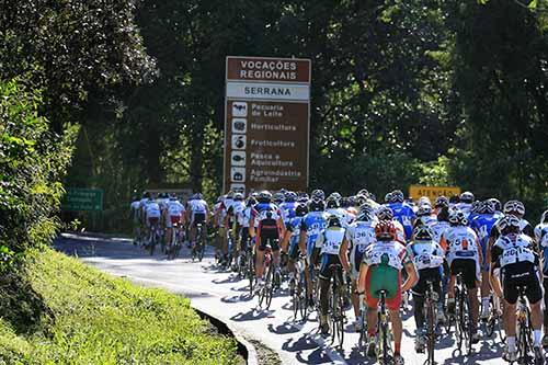 Ciclistas durante a etapa Teresópolis, Rio das Ostras, em 2012 / Foto: Tony D'Andrea / FOTOCOM.NET