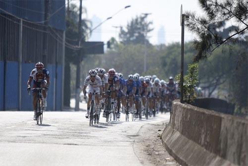 Pelotão durante a disputa / Foto: Ivan Storti/FPCiclismo 