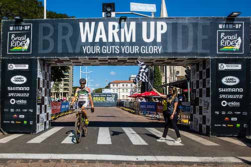 Bruno recebe a bandeirada do título / Foto: Wladimir Togumi / Brasil Ride