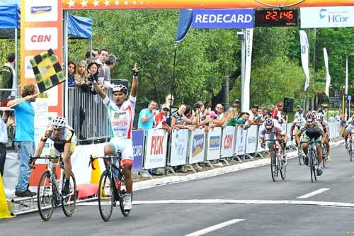 Depois de 2h21 de prova e média horária de 45.106 km/h, Antonio Nascimento, da Funvic/Marcondes Cesar/Pindamonhangaba, foi o primeiro a cruzar a linha de chegada da etapa de abertura do Tour do Brasil / Foto: Sérgio Shibuya / ZDL