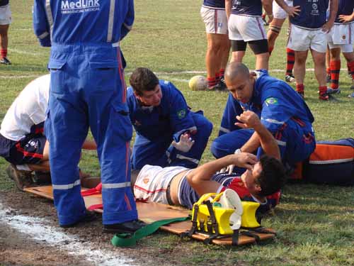 Não há como jogar rugby pensando nos joelhos e nos movimentos que irão fazer, mas tentar não bater sua perna de frente mantendo o pé parado no chão pode evitar a lesão deste importante ligamento no joelho / Foto: Esporte Alternativo