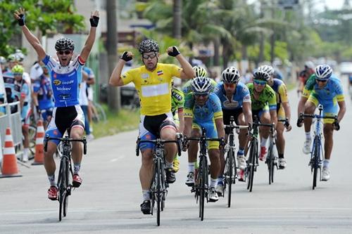 Comemoração da equipe de Ribeirão Preto / Foto: Ivan Storti / FPCiclismo