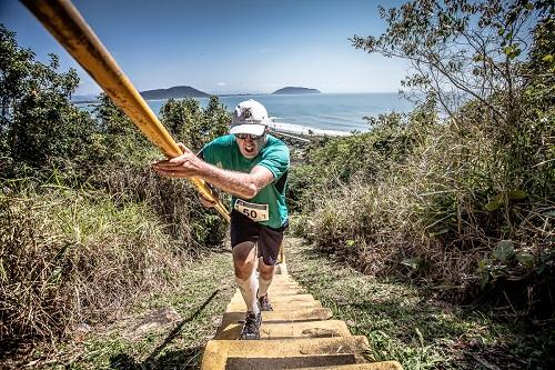 Com percurso de 90km divididos em quinze trechos nos mais diversos terrenos, atletas contam os segredos para completar uma das mais desafiadoras provas de trail run do país / Foto: Gabriel Heusi/Heusi Action