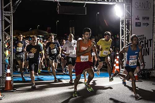 A primeira edição da corrida noturna de Florianópolis, a Paquetá Esportes Floripa Night Run, contou com mais de 1300 inscritos / Foto: André Gemmer