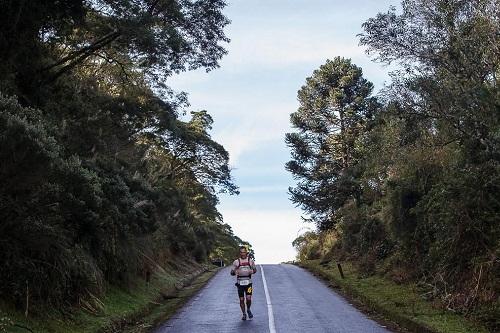 Com percursos de 52, 25, 10 e 2 km prova mais fria do Brasil acontece nesse sábado com largada em frente à Igreja Matriz Nossa Senhora dos Homens. Prova retorna as origens passando pelo Morro da Igreja e Cascata Véu de Noiva / Foto: Gabriel Heusi/Heusi Action