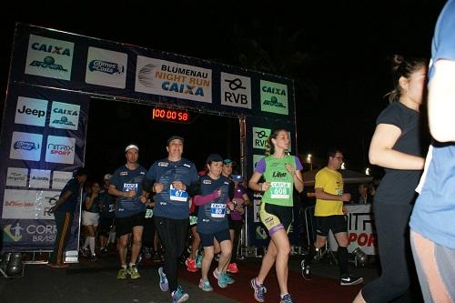 Blumenau Night Run acontece no município e arrecadará alimentos para doar para a ONG Puro Amor. Ainda restam poucas vagas, que podem ser garantidas na hora e local da prova / Foto: Divulgação