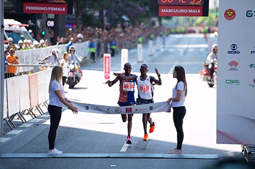 No masculino Kibiwott Kandie assegurou o primeiro lugar em uma bela arrancada, nos metros finais da disputa, surpreendendo o atleta de Uganda Jacob Kiplimo, que liderou boa parte da corrida  / Foto: Mariana Cavalcanti/Gazeta Press