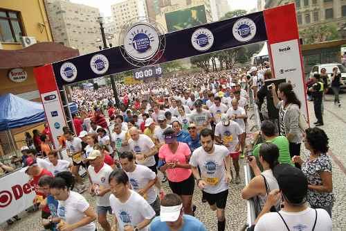 O domingo começou com temperaturas agradáveis na capital paulista e reuniu mais de 3 mil pessoas na Corrida de Natal da Cidade de São Paulo / Foto: Eduardo Frazão 