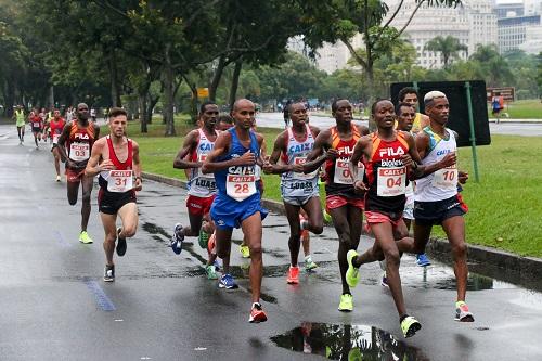 Após dois anos de domínio africano, evento tem dobradinha no pódio na prova de 10km. Evento reuniu cinco mil atletas no Aterro do Flamengo na manhã desta quarta-feira / Foto: Cláudio Torós