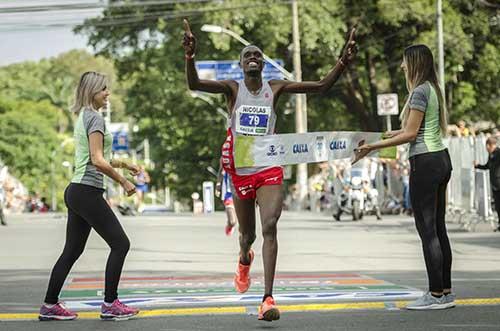 O queniano Nicolas Kiptoo Kosgei vence a 20ª Volta da Pampulha / Foto: Elderth Theza - Upphoto