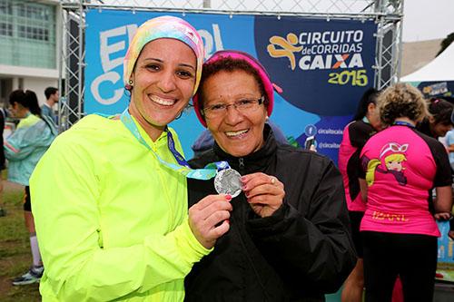 Alinne comemora medalha com a mãe / Foto: Luiz Doro/adorofoto