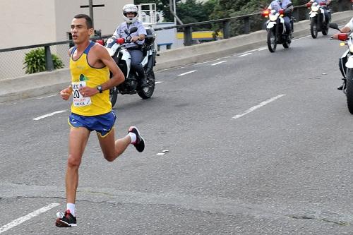 Recém-aposentado das pistas, mas com nova função no Clube de Atletismo BM&FBOVESPA, Marílson faz um balanço de suas participações na prova e diz que, em 2010, sofreu a "pressão mais absurda da carreira" / Foto: Agência Luz/BM&FBOVESPA