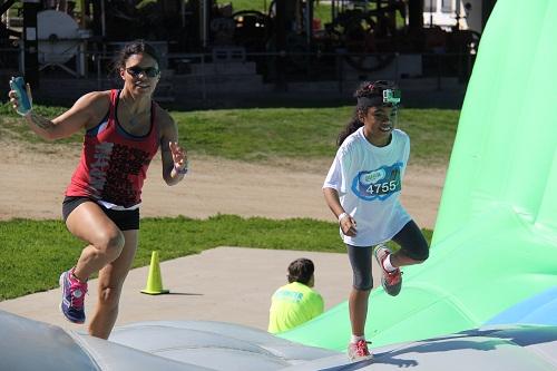 Novidade no Brasil, a Corrida Insana é totalmente voltada para a diversão em família, com 10 infláveis espalhados por um circuito de 5k / Foto: Divulgação