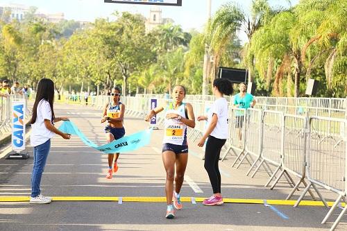 Joziane Cardoso conseguiu a primeira vitória brasileira na disputa. No masculino, ganhou Maxwell Rotich, do Quênia, com recorde / Foto: MidiaSport