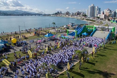 Após quatro etapas no sul, evento será neste domingo, no Parque da Cidade e inscrições ainda estão abertas. Sucesso mundial, atividade composta por um circuito de 5km e 10 obstáculos infláveis gigantes já reuniu 57 mil pessoas na primeira temporada pelo Brasil / Foto: Rafael Souza/Divulgação