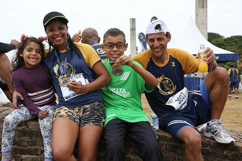 Comemoração com os filhos após a prova / Foto: Luiz Doro / adorofoto / HT Sports