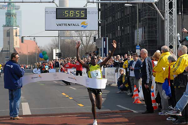 O queniano Patrick Makau tirou o lugar mais alto do pódio de seu compatriota e o maior vencedor das ruas de Berlim, Haile Gebrselassie, que vencia a prova desde 2006 / Foto: Divulgação IAAF