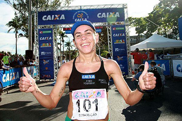 Conceição de Olivera comemora / Foto: Luiz Doro/adorofoto