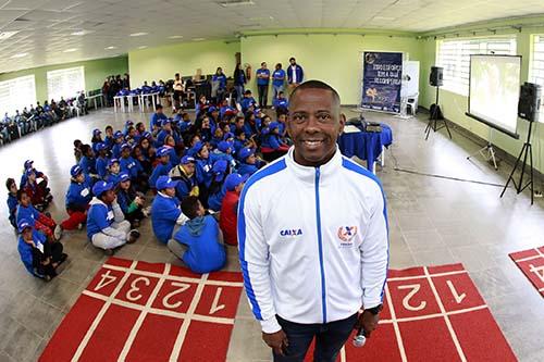 O medalhista olímpico e as crianças   / Foto: Luiz Doro /adorofoto/HT Sports