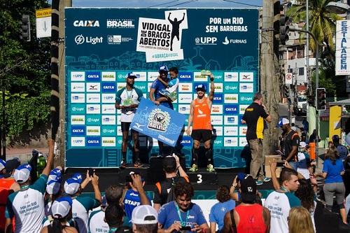 Beatriz Fernandes e Misael Santos faturaram prêmio ‘Adote um Atleta’, da Mizuno, após melhores resultados de moradores da Comunidade do Vidigal / Foto: Guilherme Taboada/ Agênia Sport Session