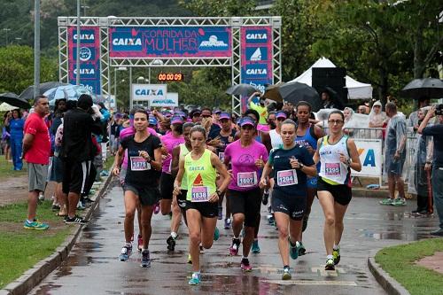 Mesmo com chuva fina, cerca de 2.000 participantes fizeram bonito na prova. Com o tempo de 27'22", mineira Jéssica Ladeira Soares foi a vencedora / Foto: Claudio Torós