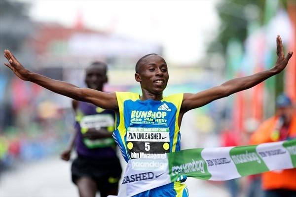 Com a largada e chegada na Torre Eiffel, de baixo de chuva e muito frio na capital francesa, pelo segundo seguido, o queniano de apenas 21 anos John Nzau Mwangangi venceu a edição de 2011. / Foto: Divulgação/IAAF 