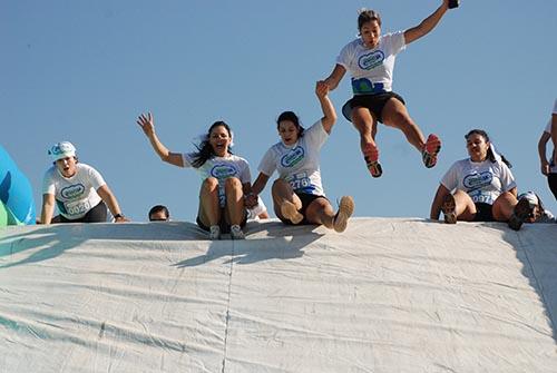 Neste domingo é a vez da capital paranaense ser o palco da disputa de 5km com obstáculos infláveis coloridos e gigantes / Foto: Divulgação