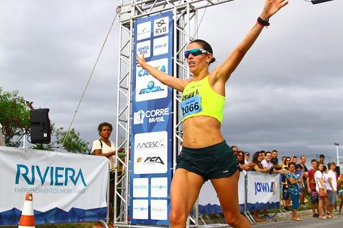 Atleta do Cruzeiro, Sergio Celestino superou em quase um minuto antiga marca. Simone (foto) comemorou o bi no dia do aniversário. Mais de 1.600 corredores participaram do evento nos percursos de 21km, 10km e 5km / Foto: Christian Mendes/Foco Radical