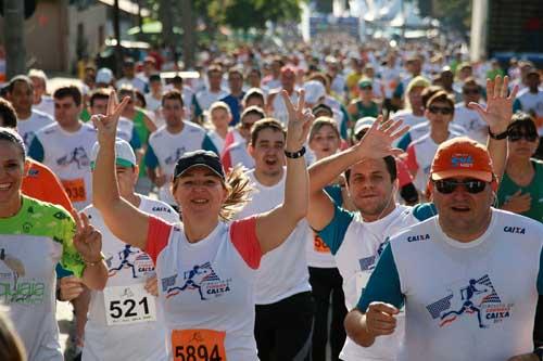 O clima de celebração do Circuito de Corridas Caixa, que chega à sua décima edição em 2013, já contamina Goiânia / Foto: Luiz Doro/ adorofoto