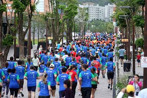 No domingo, dia 24 de Novembro, cerca de 400 atletas não se intimidaram com o céu fechado e a chuva e participaram da quarta edição da Corrida Pedra Branca / Foto: Foco Radical