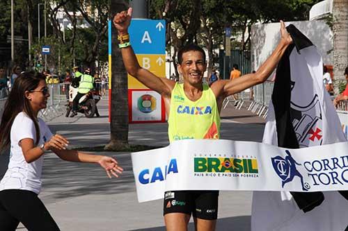  Clodoaldo Azevedo de Duque de Caxias não deu chance aos seus adversários e foi o primeiro a cruzar a linha de chegada / Foto: Claudio Toros