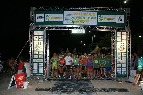 Com trajetos de 5k e 10k, realizados na areia da praia, o evento traz um clima descontraído e divertido em um percurso desafiador para os participantes / Foto: Divulgação