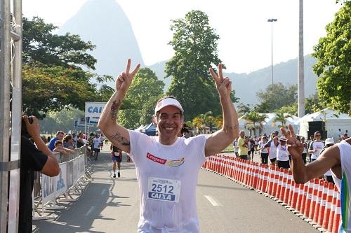 O ator e comediante, que emagreceu mais de 62kg, encarou o desafio da Colgate Total 12 junto a outros cinco mil corredores neste sábado, 20, na corrida de São Sebastião (RJ) / Foto: Divulgação