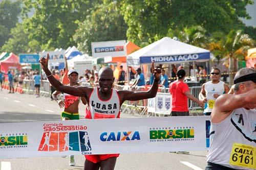 Joseph Aperumoi cruzou a linha de chegada em primeiro lugar / Foto: Cláudio Torós