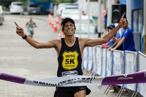 Dividido entre a vida de atleta e seu projeto social, Bruno ganhou duas das últimas três corridas. Confiante, ele tem a pretensão de chegar entre os três primeiros no Santa Marta / Foto: Sports Session