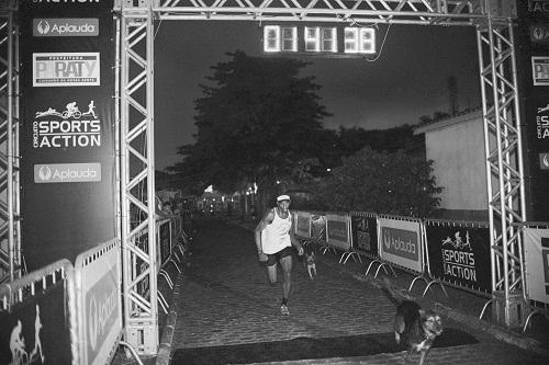 Cachorro completou percurso de 10 km junto com atleta. Prova aconteceu neste sábado (10) na Praia do Pontal / Foto: Hélio Graça/Action Paraty