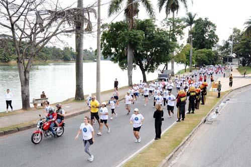 Em um dia de temperatura agradável, céu na maior parte do tempo azul, e muita animação, Belo Horizonte abriu, neste domingo, dia 15, o circuito da Corrida e Caminhada Contra o Câncer de Mama 2011 / Foto: Sérgio Shibuya/MBraga Comunicação