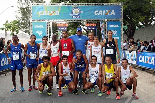 Atletas com medalhista olímpico Edson Luciano na largada de 2013 em BH / Foto: Daniel Pereira/adorofoto