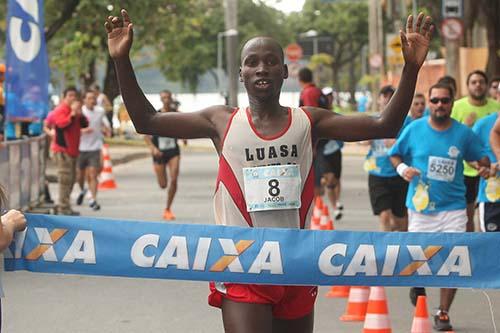 Jacob Kiprotich, campeão / Foto: Daniel Ramalho/adorofoto