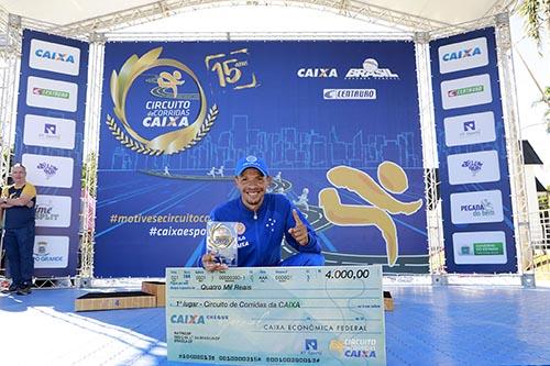 Valdir comemora com o troféu e cheque  / Foto: Luiz Doro /adorofoto/HT Sports