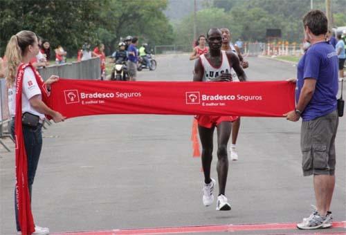 Kiprono Kimosop vence a prova masculina em Porto Alegre  / Foto: Divulgação