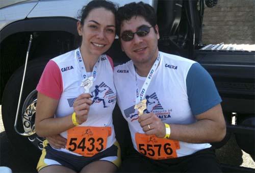 Daniele e o marido com suas medalhas, na prova de 2011 / Foto: Daniele Flöter