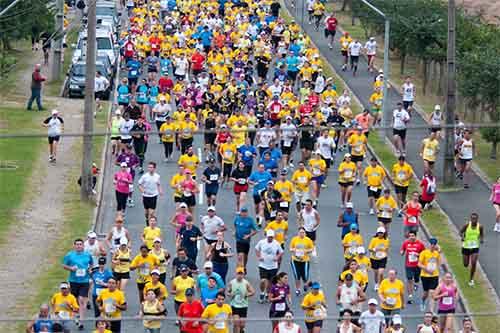  Exatamente 7h30 da manhã de domingo (05/05) 1.400 atletas iniciaram a Corrida Unidos pela Vida, em prol das crianças do Hospital Pequeno Príncipe / Foto: Priscilla Fiedler/Loja de Notícias